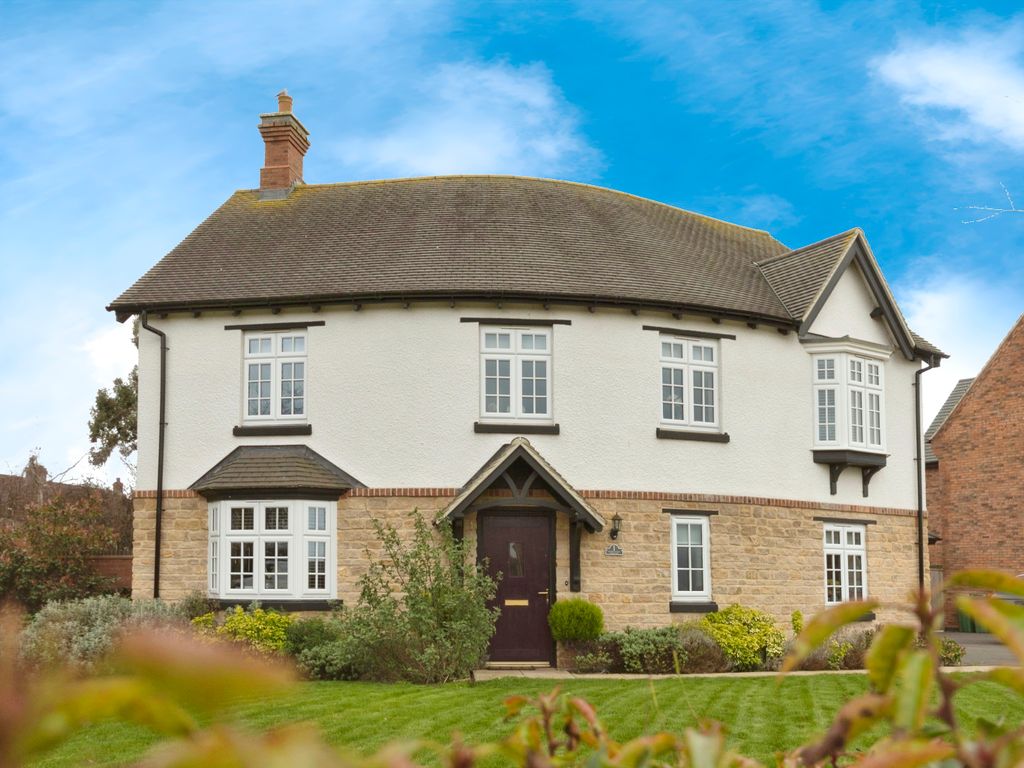 4 bed detached house for sale in Harvington Crescent, Hanslope, Milton