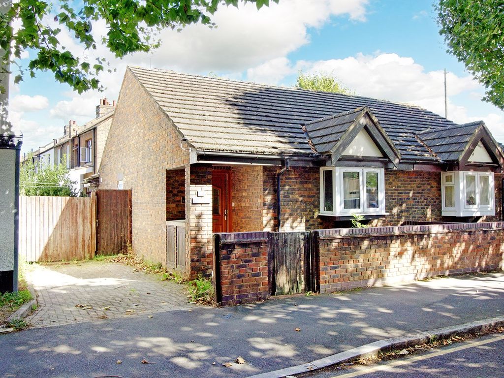 1 bed semidetached bungalow for sale in Crofton Road, London E13, £