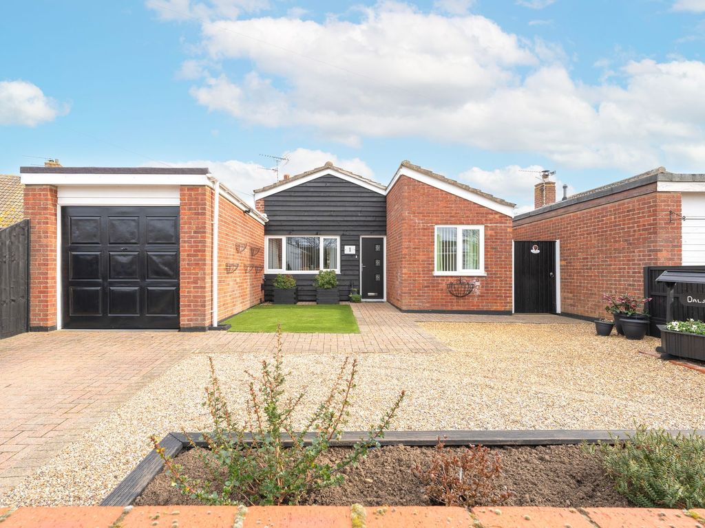 2 bed detached bungalow for sale in Avocet Close, Lowestoft NR33, £