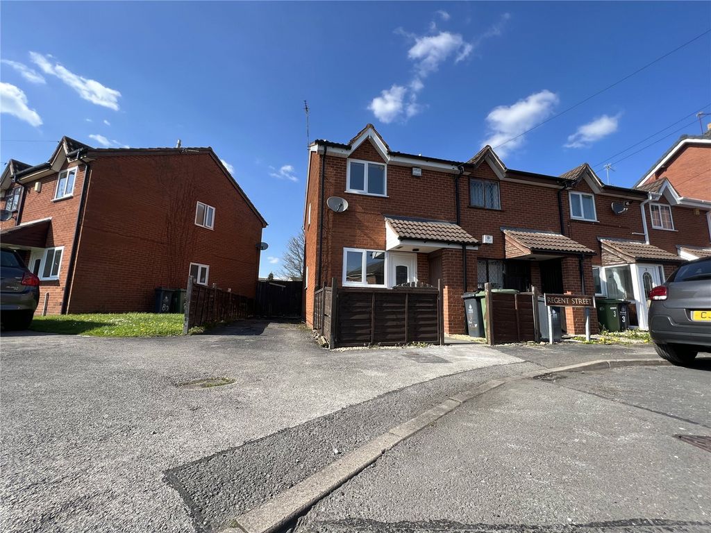 2 bed semidetached house to rent in Regent Street, Willenhall, West
