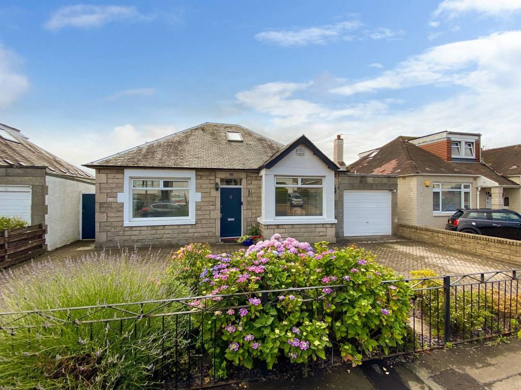 4 bed detached bungalow for sale in 11 Craigmount Park, Corstorphine
