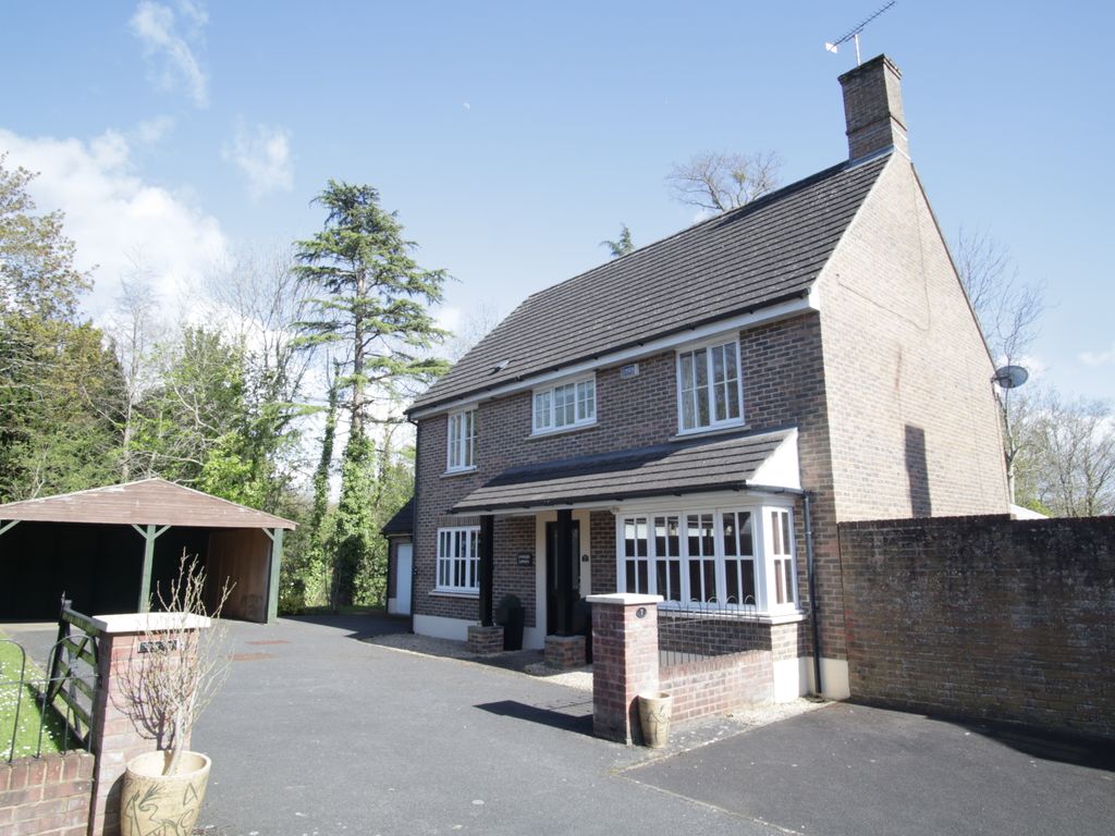 5 bed detached house for sale in Oakridge Park, Yeovil BA21, £565,000