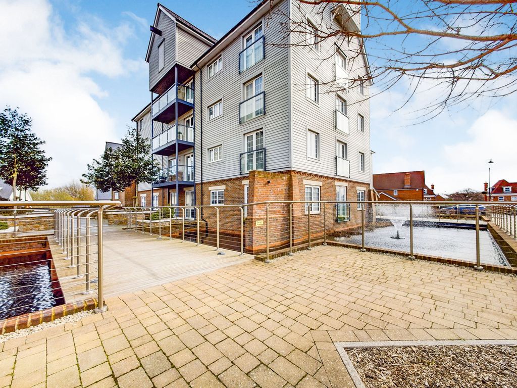 2 bed flat for sale in The Boulevard, Horsham RH12 Zoopla