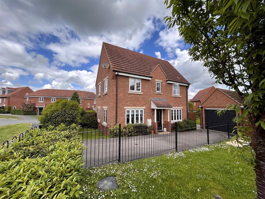 3 bed semidetached house to rent in Greenfinch Road, Didcot OX11, £