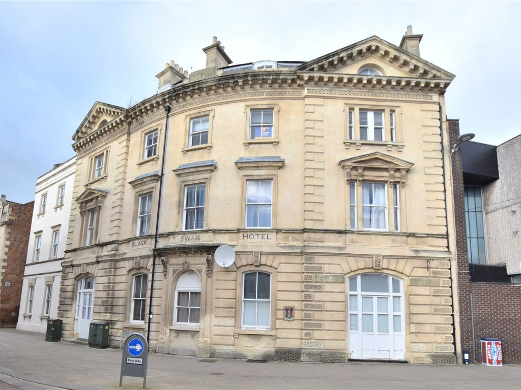 The Black Swan, 2 Commercial Road, Gloucester, Gloucestershire GL1  