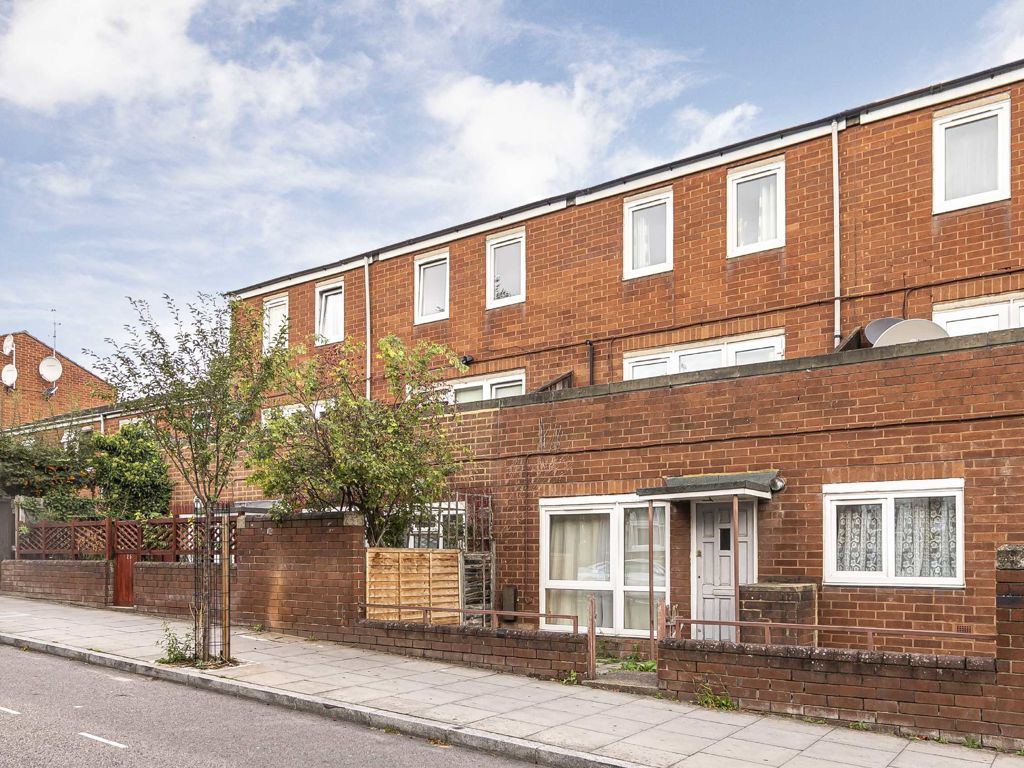 3 bed flat for sale in Framlingham Close, London E5, £600,000 Zoopla