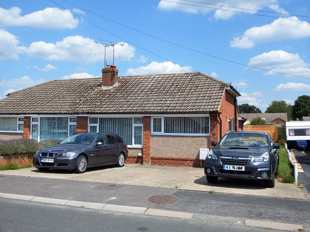 2 bed bungalow for sale in Watts Road, Farnborough GU14 Zoopla