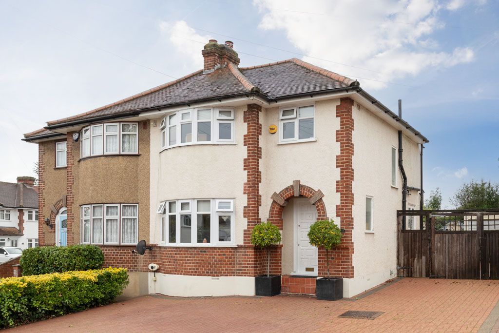 3 bed semidetached house for sale in Alderton Way, Loughton, Essex