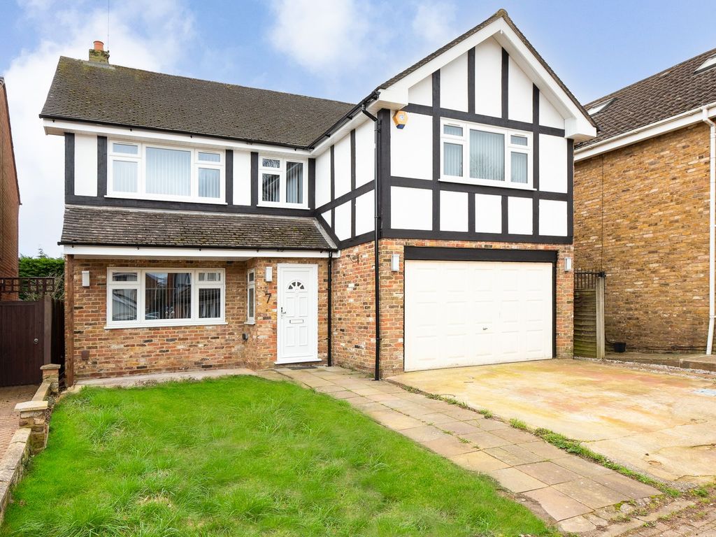 4 bed detached house to rent in Travis Court, Farnham Royal SL2, £3,800