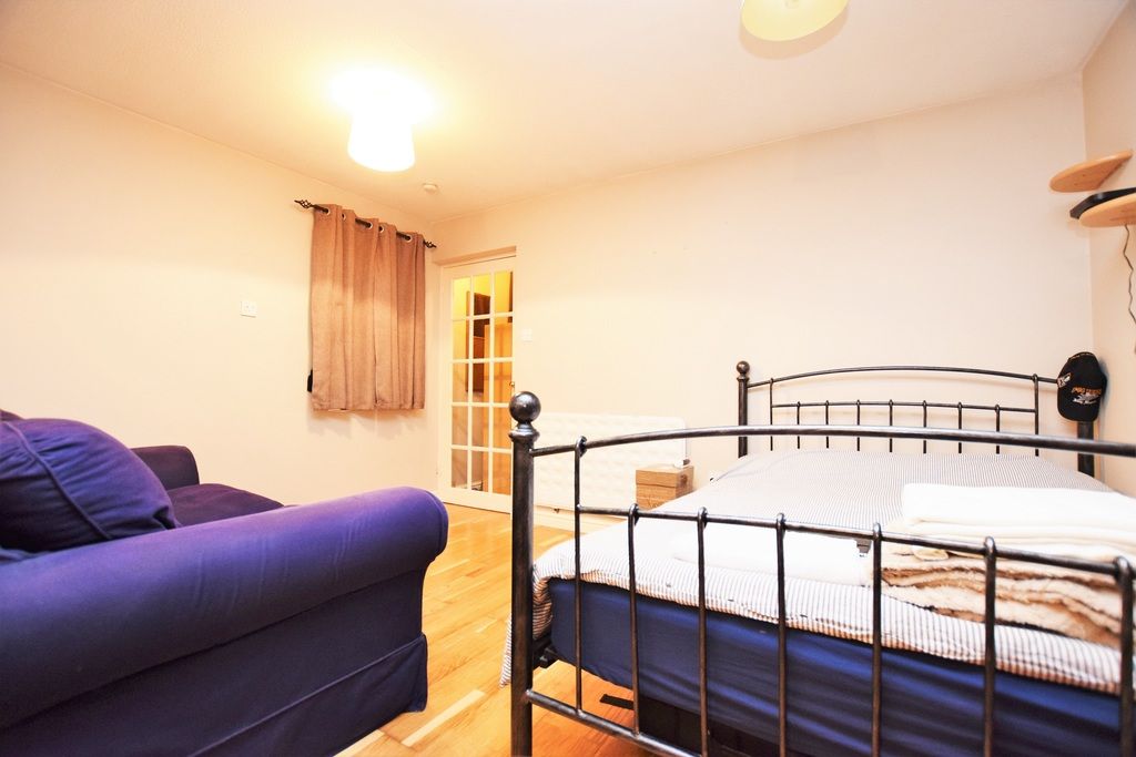 Studio to rent in Albany Park, Colnbrook, Slough SL3, £845 pcm Zoopla