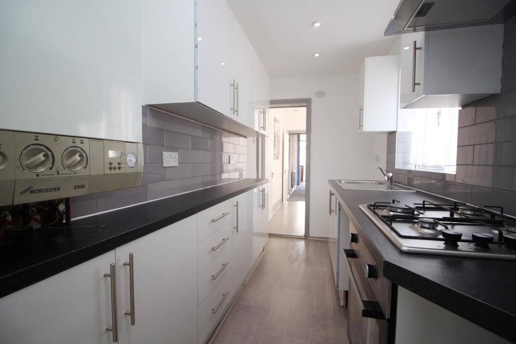 2 bed terraced house for sale in Albany Road, Reading RG30, £270,000