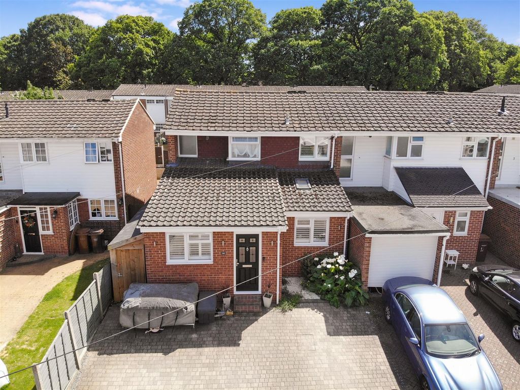 4 bed end terrace house for sale in Chipstead Road, Rainham, Gillingham