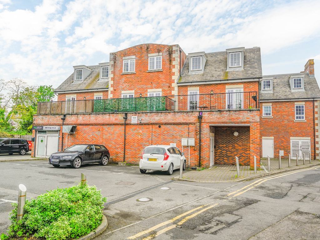 2 bed flat for sale in Bridge Street, WaltonOnThames KT12, £359,950
