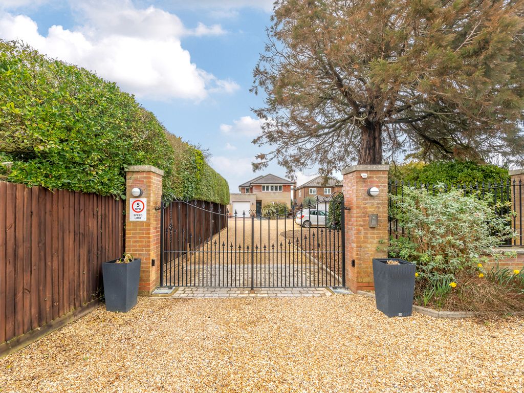 4 bed semidetached house for sale in Wellingtonia Gardens, Hordle