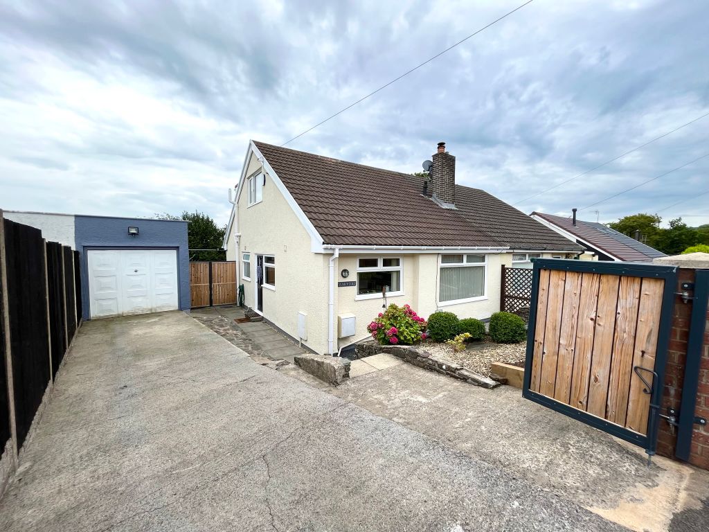 3 bed semidetached bungalow for sale in Bryn Onnen, Penderyn, Aberdare