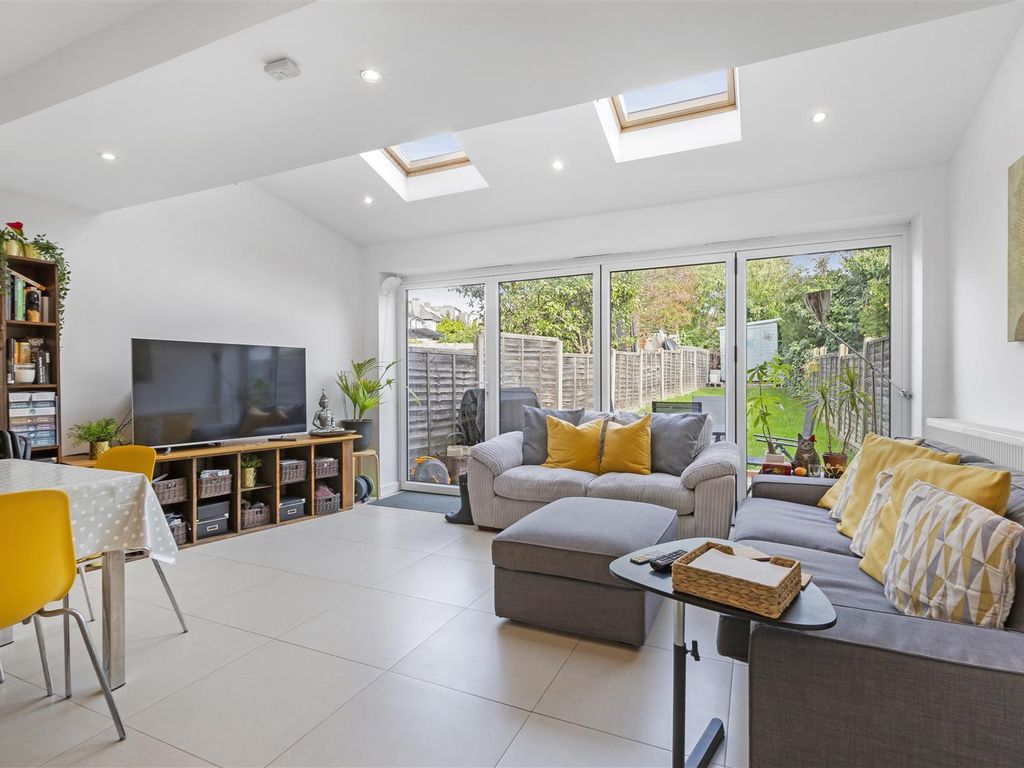 5 bed property to rent in Churston Drive, Morden SM4, £3,100 pcm Zoopla