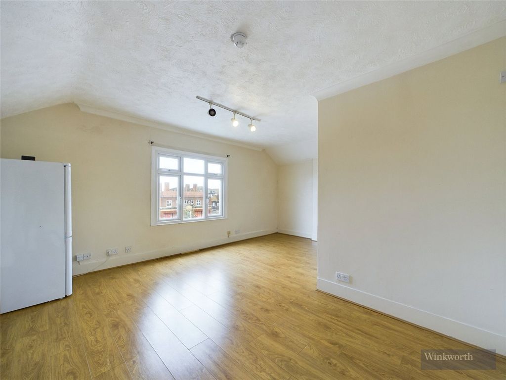 Studio to rent in Ewell Road, Surbiton KT6, £1,050 pcm Zoopla