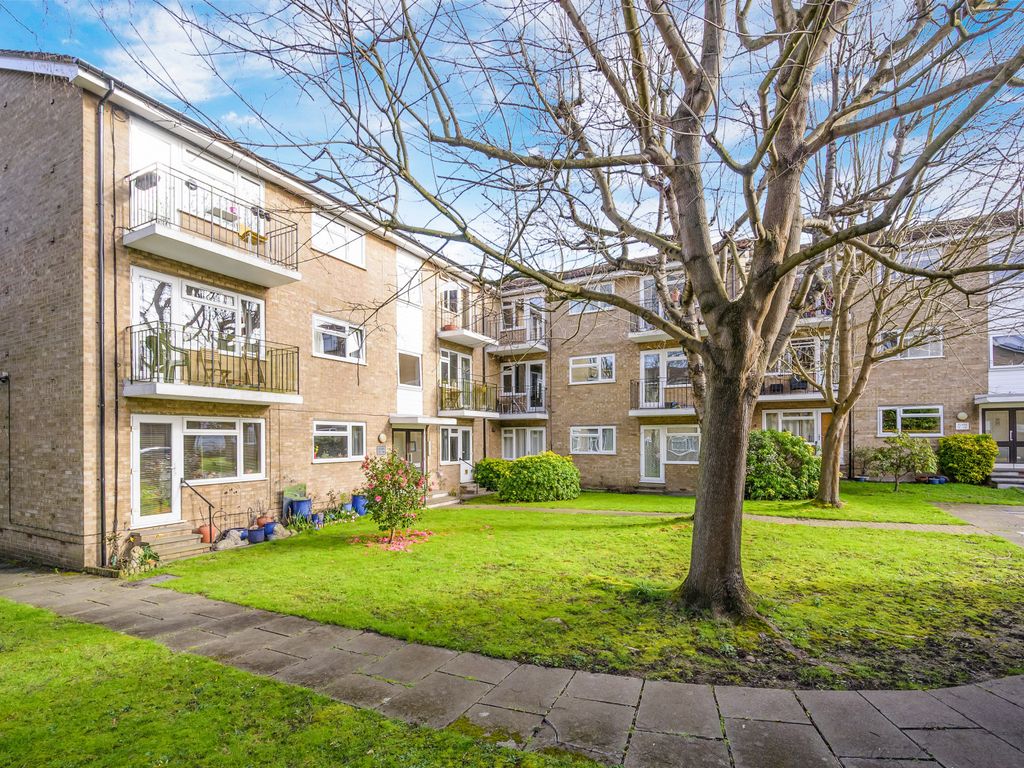 2 bed flat for sale in Lockesley Square, Lovelace Gardens, Surbiton KT6