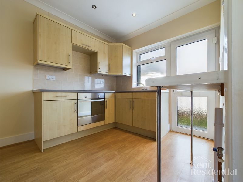 1 bed flat to rent in Tonbridge Road, Maidstone ME16, £875 pcm Zoopla