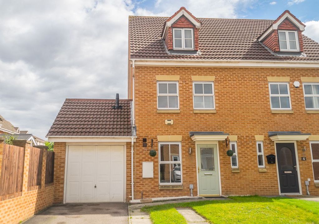 3 bed semidetached house for sale in Padgett Way, Alverthorpe