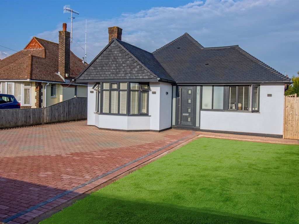 4 bed detached bungalow for sale in Frobisher Close, GoringBySea
