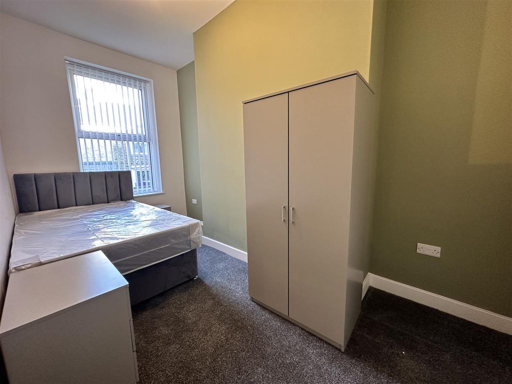 Room to rent in Hollingreave Road, Burnley BB11 Zoopla