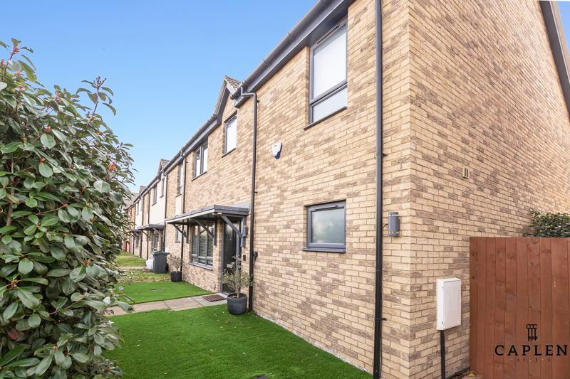 3 bed terraced house for sale in Park View, Chigwell IG7 Zoopla