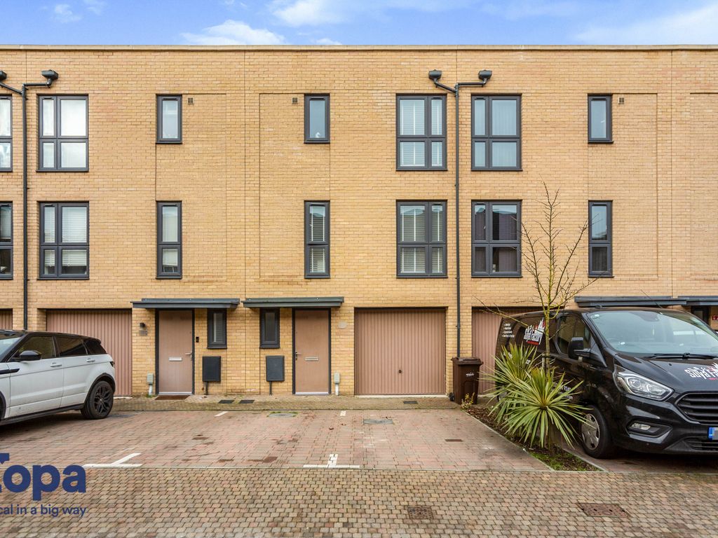 4 bed town house for sale in Starboard Crescent, Chatham ME4, £450,000