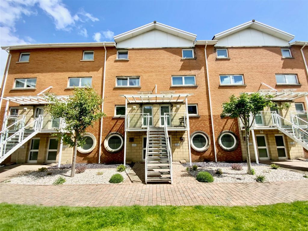 3 bed town house for sale in Taliesin Court, Chandlery Way, Cardiff