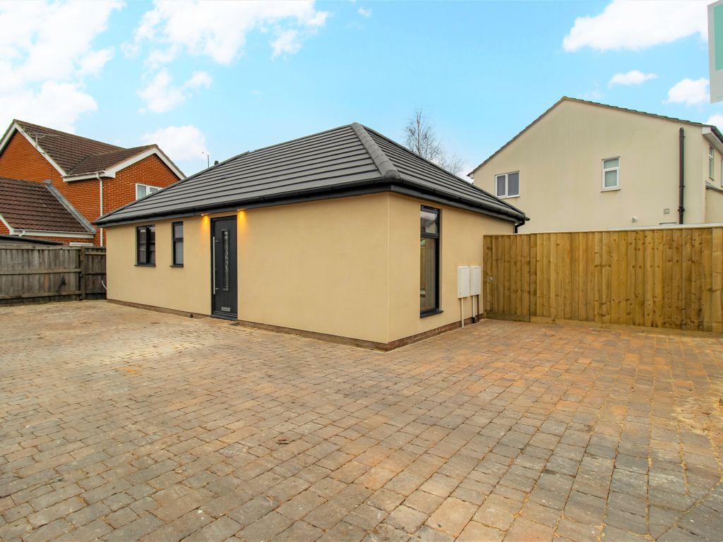 2 bed detached bungalow to rent in Beechcroft Road, Upper Stratton
