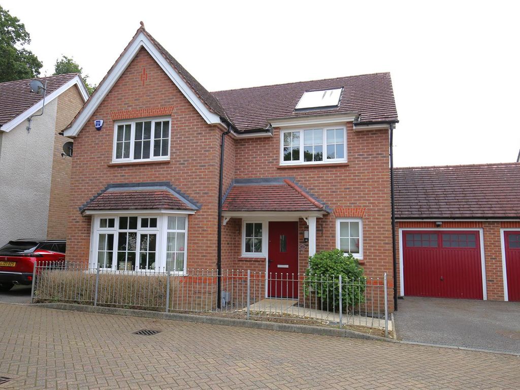 4 bed link detached house for sale in Keele Avenue, Maidstone ME15, £