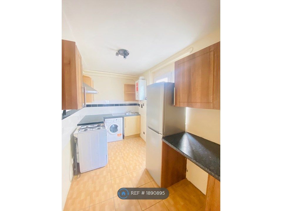 3 bed semidetached house to rent in Hounslow, Hounslow TW5, £2,500 pcm