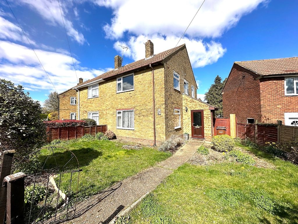 4 bed semidetached house to rent in Goudhurst Road, Gillingham ME8