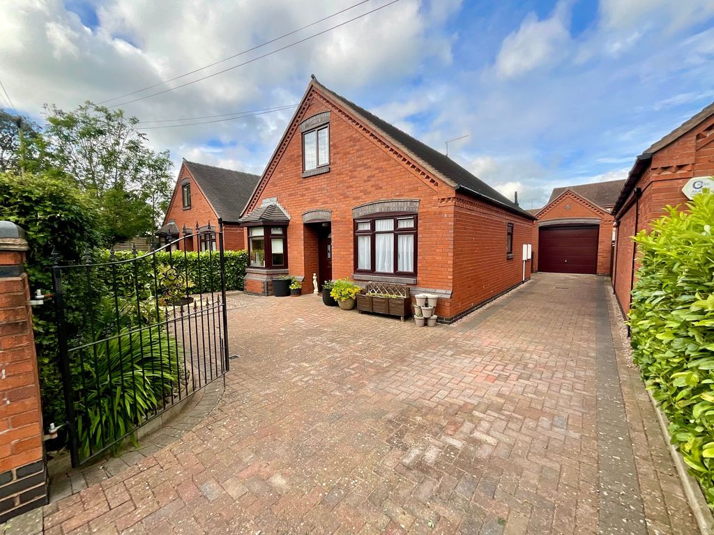 3 bed detached bungalow for sale in Walton Way, Stone ST15, £299,950