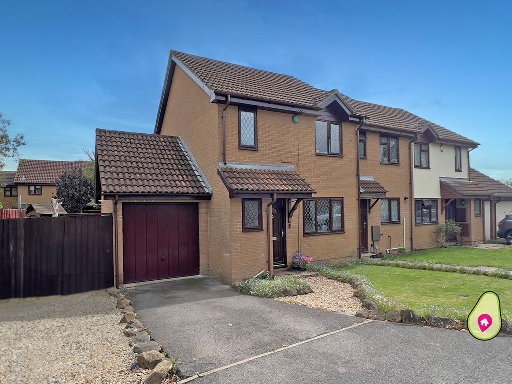 3 bed semidetached house for sale in Ashmere Close, Calcot RG31, £