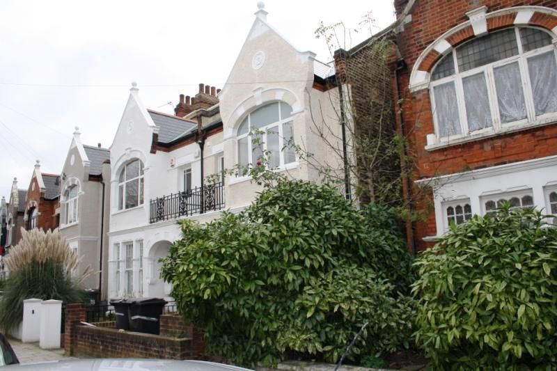 2 bed flat to rent in Gleneldon Road, Streatham SW16 Zoopla