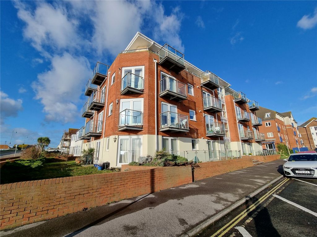 2 bed flat for sale in Beach Road, LeeOnTheSolent, Hampshire PO13, £