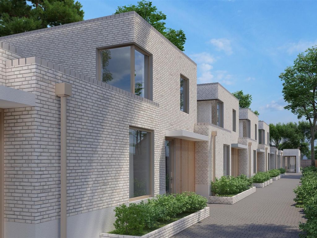 2 bed property for sale in North Circular Road, London N13, £575,000