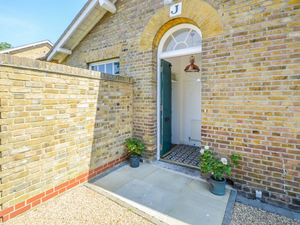 1 bed bungalow for sale in Horseshoe Crescent, Shoeburyness, Southend