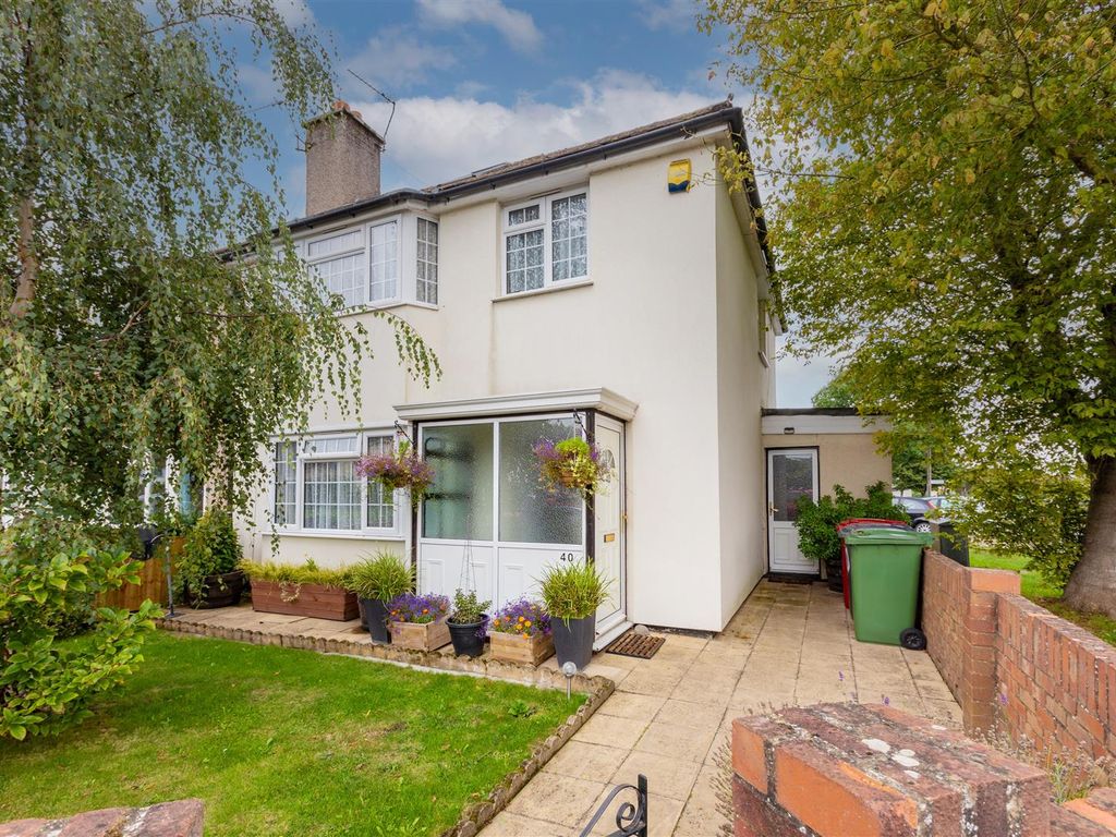 3 bed semidetached house for sale in Oldway Lane, Cippenham, Slough