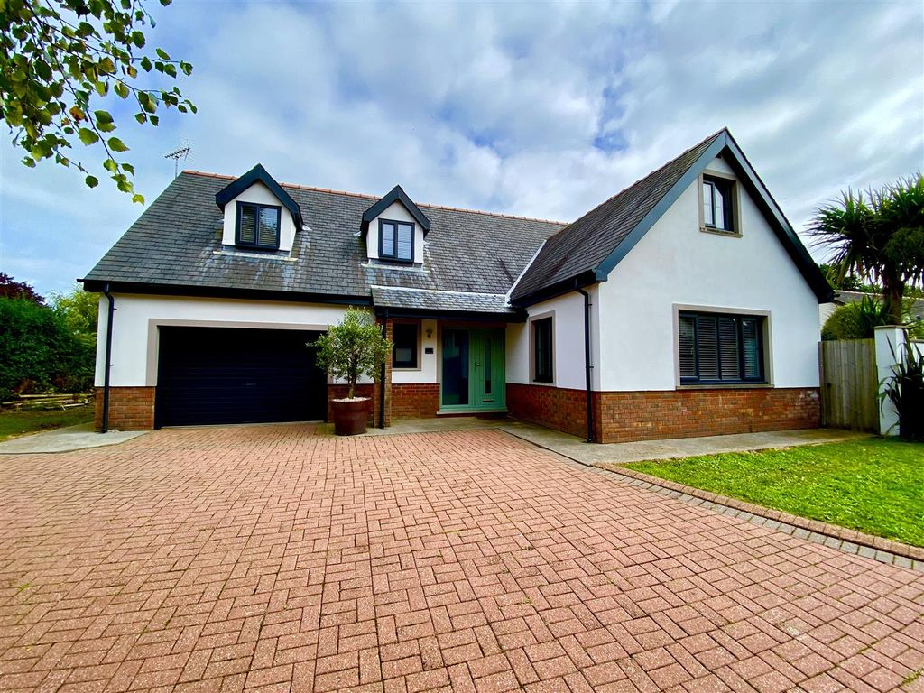 4 bed detached house for sale in Ashleigh Gardens, Pembroke SA71, £