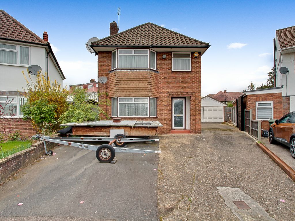 3 bed detached house for sale in Risingholme Close, Harrow Weald, Harrow HA3, £650,000 Zoopla