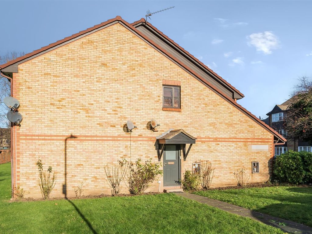 2 bed for sale in Kestrel Close, London NW10, £315,000 Zoopla