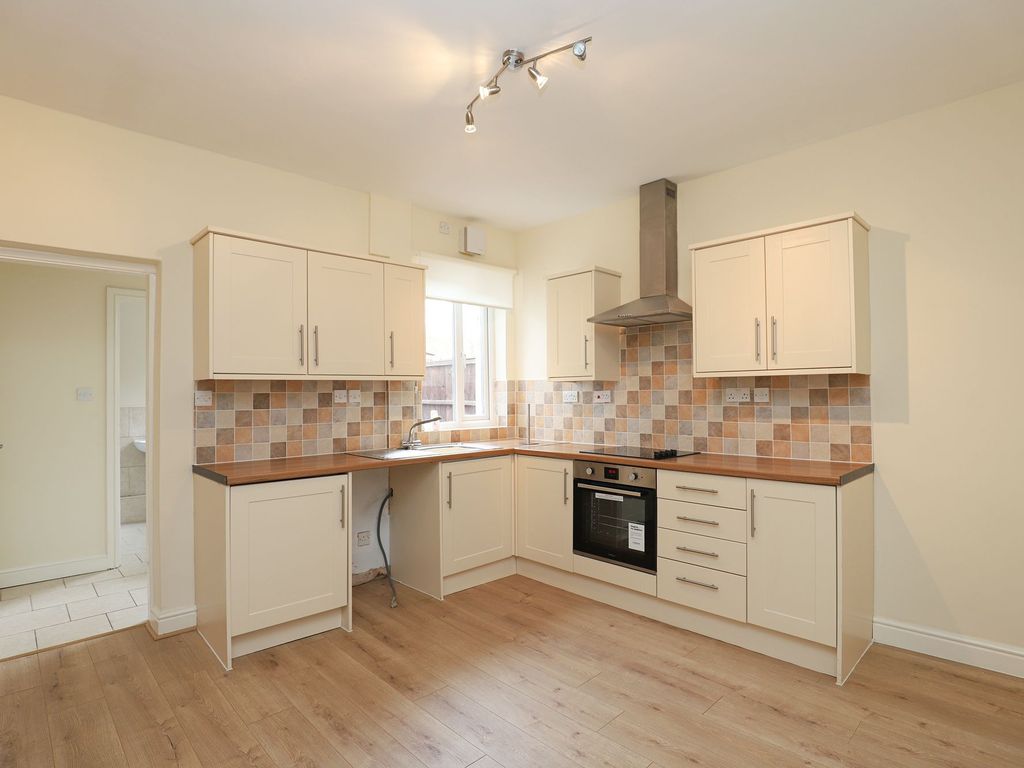 3 bed terraced house to rent in New Hall Road, Chesterfield S40, £800