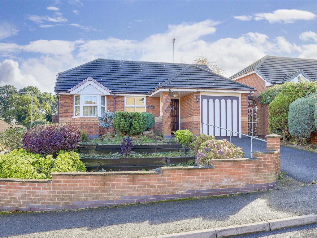 3 bed detached bungalow for sale in Moss Close, Arnold, Nottinghamshire