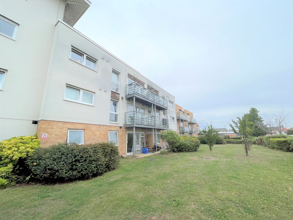 2 bed flat to rent in Bircham Road, SouthendOnSea SS2, £1,200 pcm