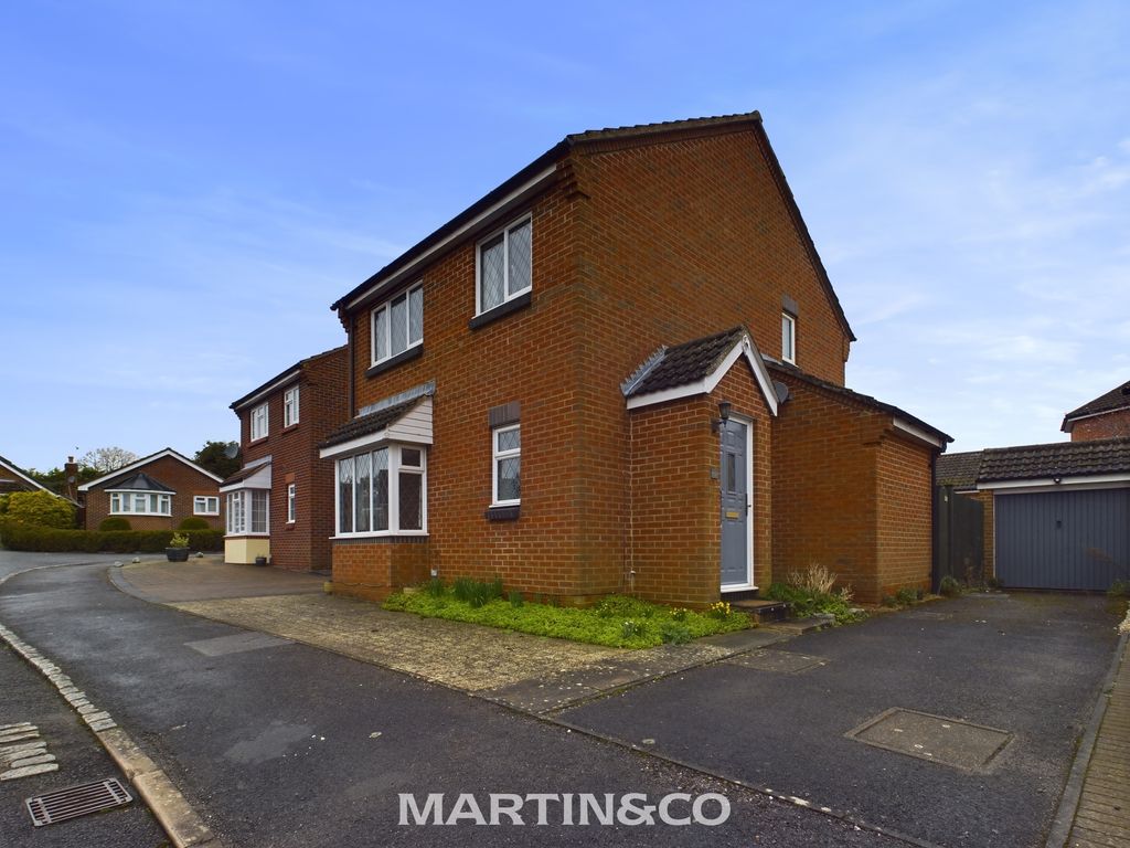 3 bed detached house for sale in The Vines, Wokingham RG41, £485,000