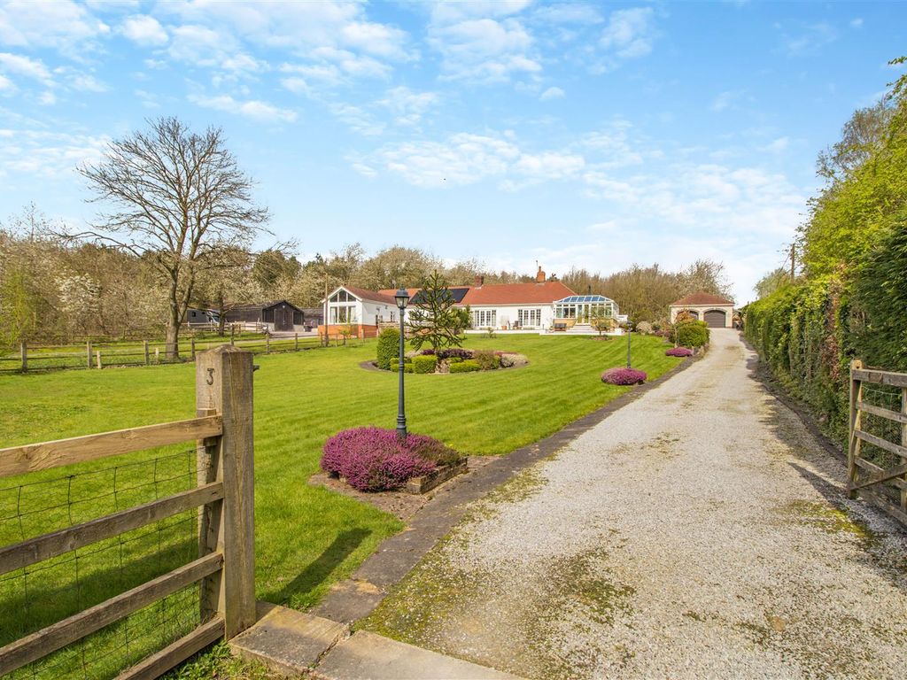 4 bed semidetached bungalow for sale in Thieves Wood Lane, Mansfield