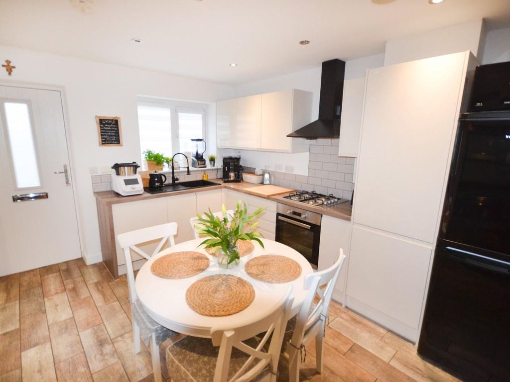 3 bed mews for sale in Red Bank Close, Radcliffe, Manchester M26, £