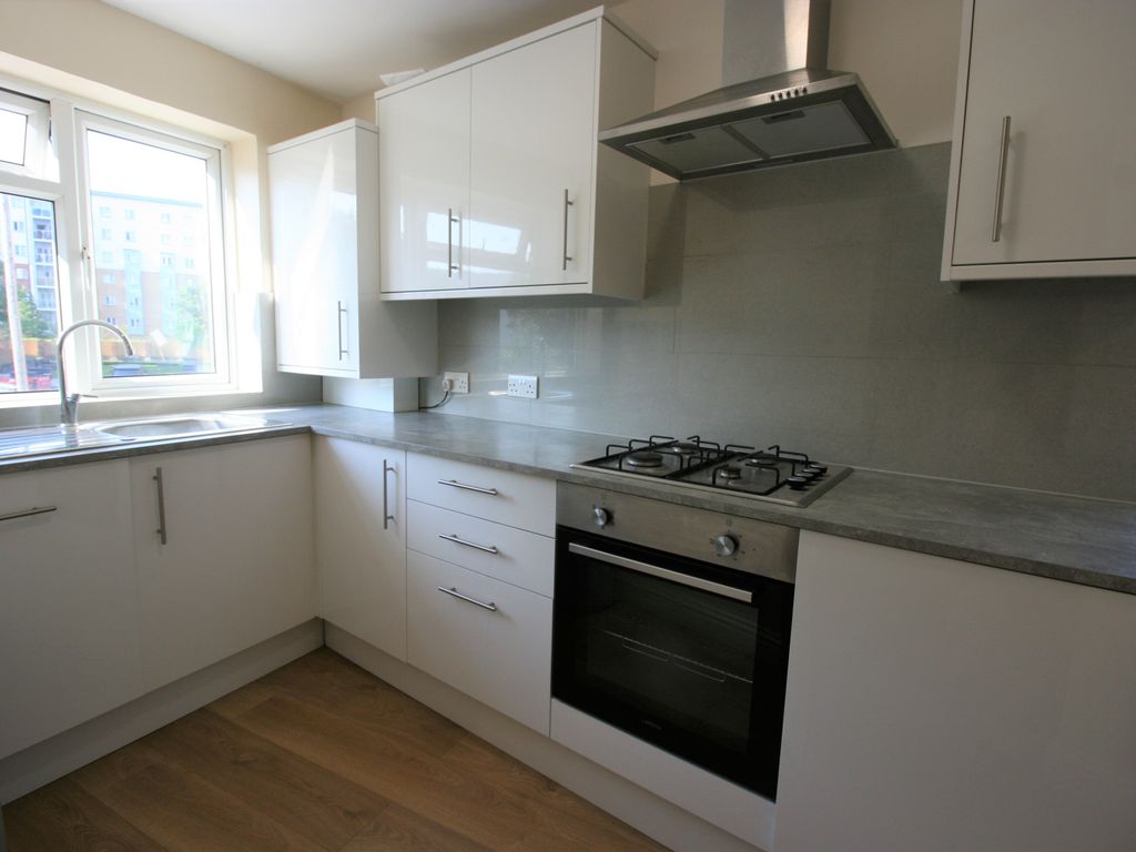 2 bed flat to rent in Petersfield Avenue, Slough SL2 Zoopla